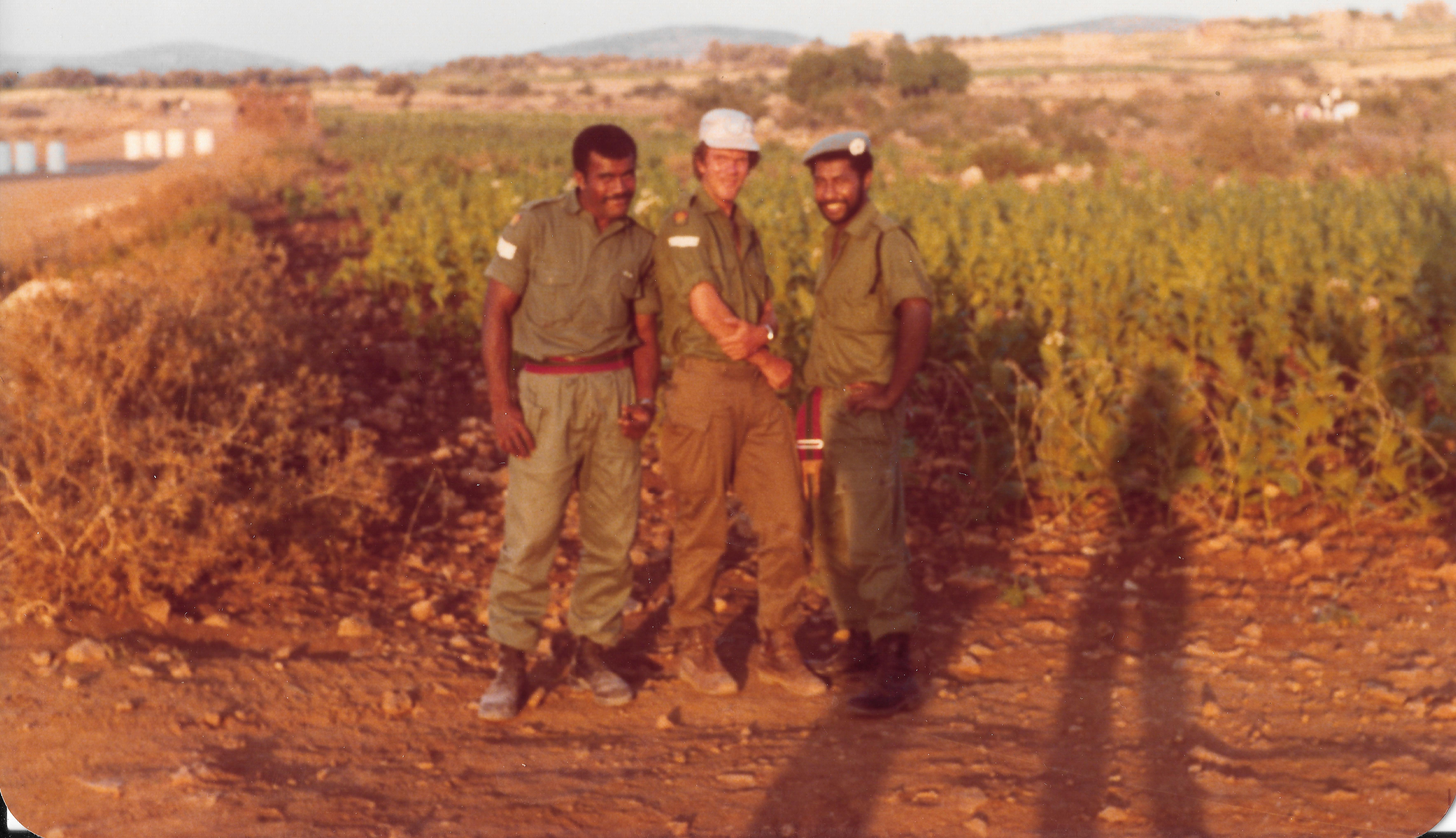 7-7 ontmoetingen-met-collega-soldaten-van-fiji-eilanden-1979.jpg
